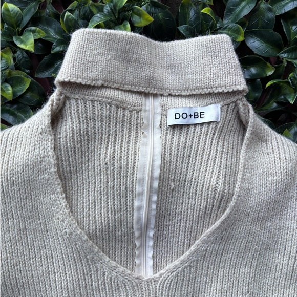 DO+BE beige knit sweater with a choker neckline and a deep V-neck - Picture 5 of 7